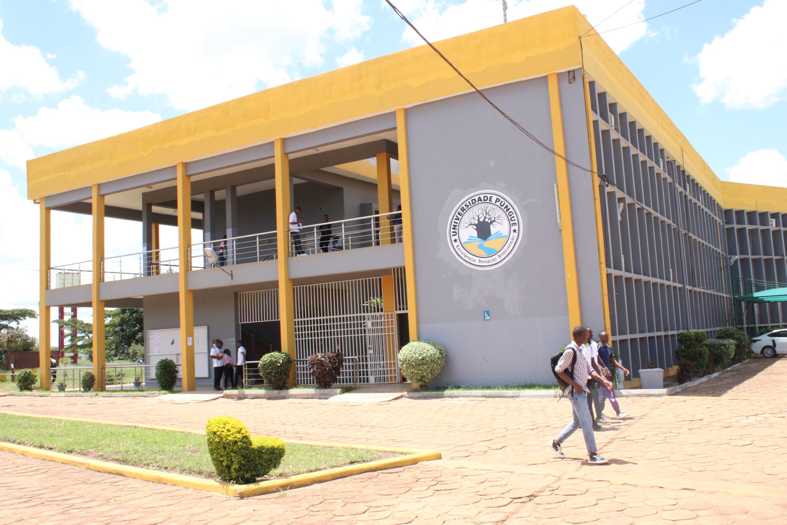 Universidade Púngue - Lateral